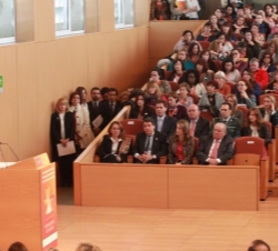 Doña Letizia en primera fila de asientos, durante la intervención de la vicepresidenta del Gobierno en el I Congreso Internacional Contra la Violencia